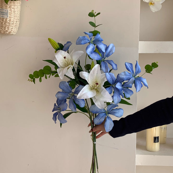 Levensechte Bloemarrangement met Eucalyptus