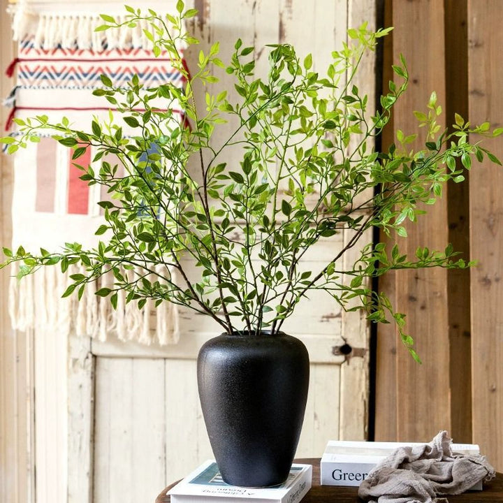Elegante Glazen Vaas met Levensachtige Groene Arrangement