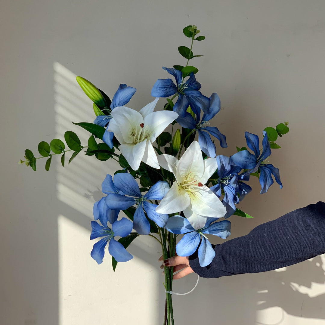 Levensechte Bloemarrangement met Eucalyptus
