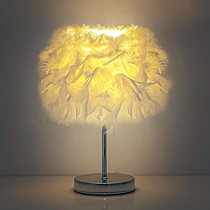 Gevederde Accent Tafel Lamp