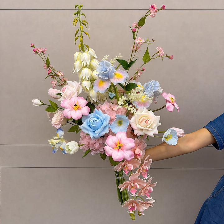 Levensechte Bloemenboeket met Gemengde Bloemen en Loof