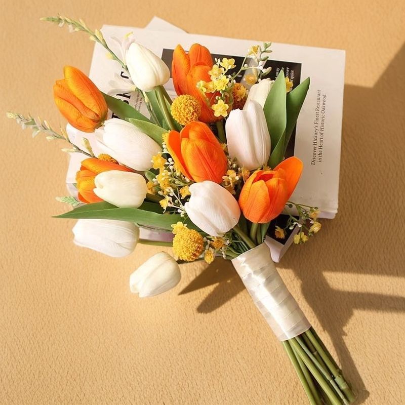Aantal Neppaarse Tulpenboeket met Decoratieve Bloemaccenten