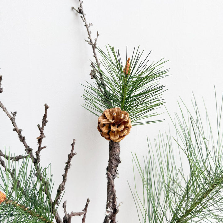 Decoratieve dennenappelarrangement