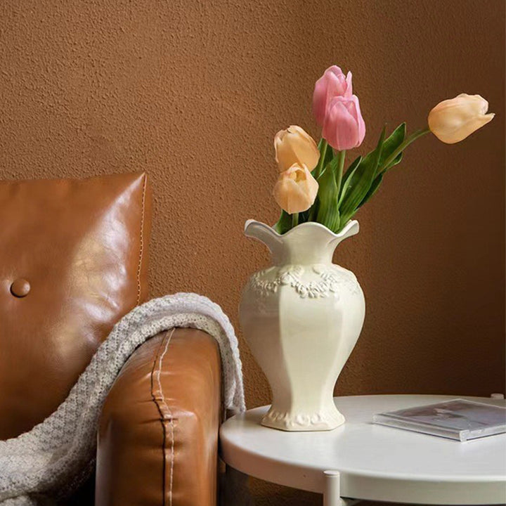 Decoratieve Bloemrijke Versierde Keramische Vaasje voor Tentoonstelling