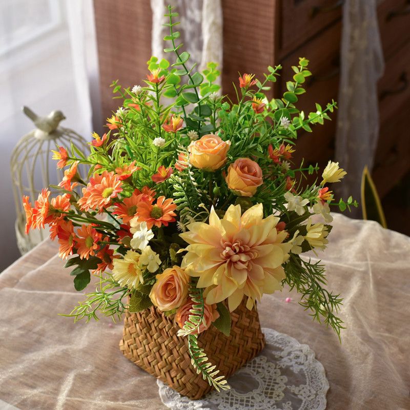 Elegante Synthetische Bloemstuk in Gewoven Mand
