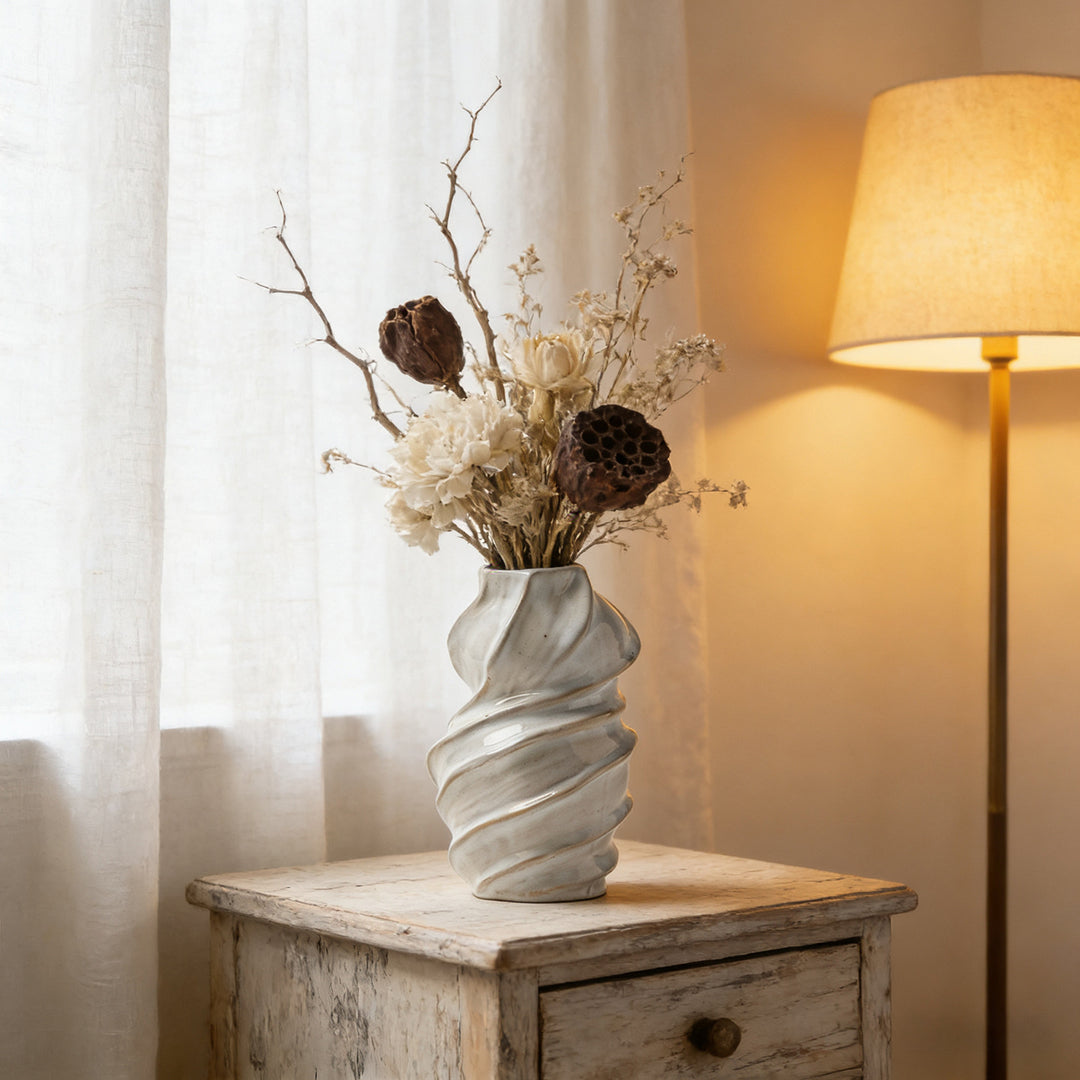 Sculpturale Gedraaide Keramische Bud Vaasje met Smalle Hals