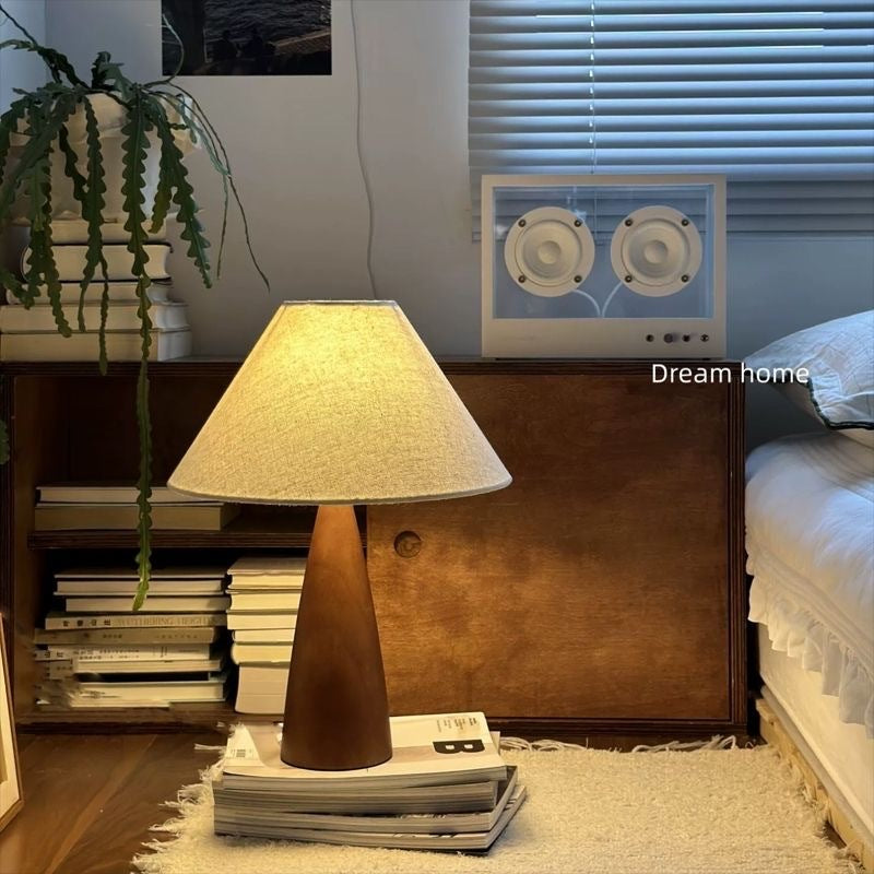 Vanwege zijn eigentijdse design is de Conische Schaduw Tafel Lamp een echte blikvanger.