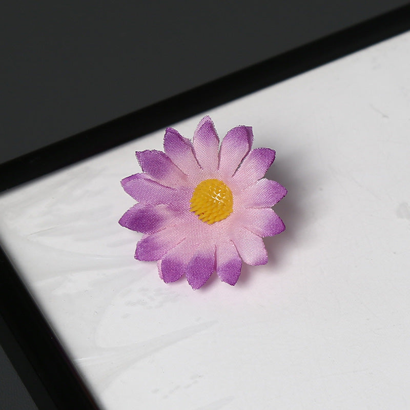 Elegante Stof Daisy Bloemen Speld voor Decoratieve Draagtijd