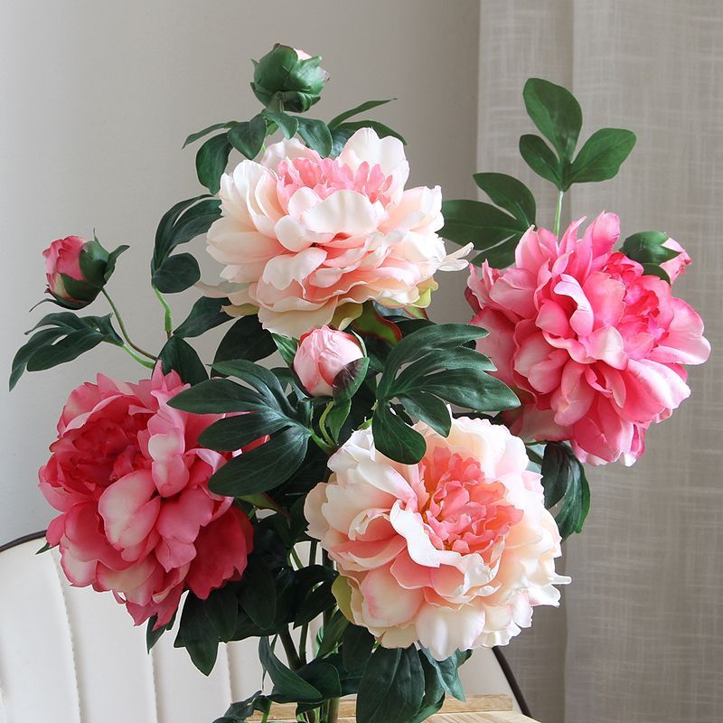 Levensechte Pioen Rozenarrangement