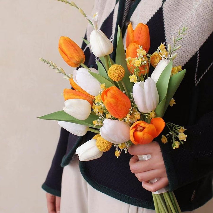 Aantal Neppaarse Tulpenboeket met Decoratieve Bloemaccenten