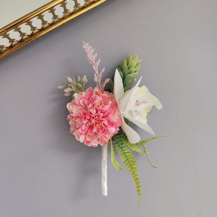 Florale Corsage met Satijnen Ribbon