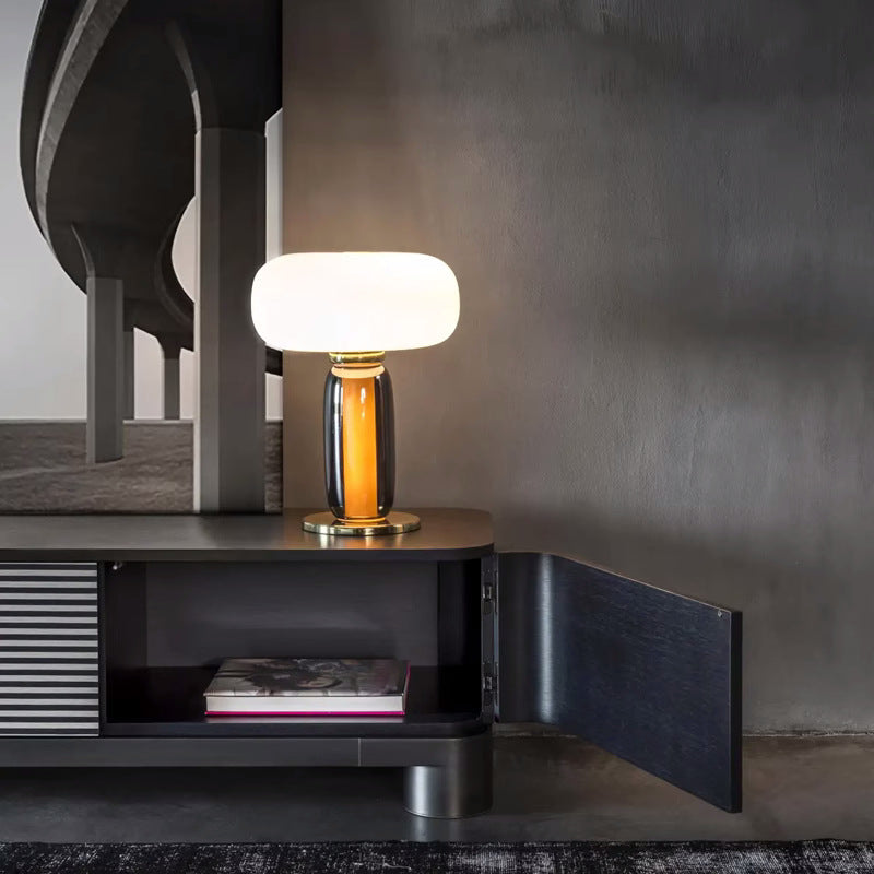 Decoratieve Glazen Tafellamp met Elegante Gouden Accenten