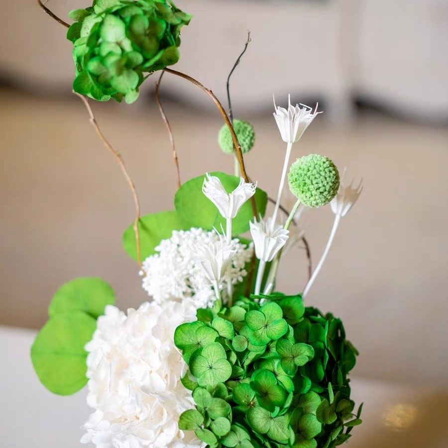 Elegante Bloemen Decoratie Arrangement voor Stijlvolle Ruimtes