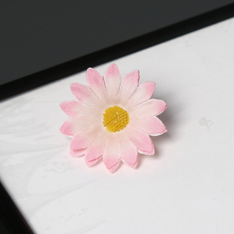 Elegante Stof Daisy Bloemen Speld voor Decoratieve Draagtijd