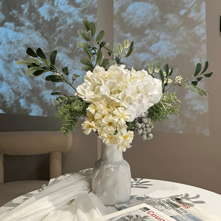 Levensechte Decoratieve Bloemschikking voor Alle Seizoenen