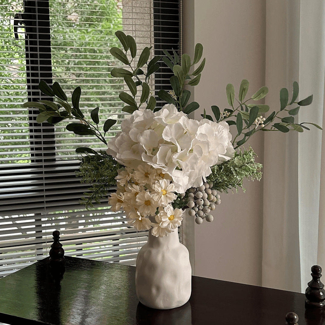 Levensechte Decoratieve Bloemschikking voor Alle Seizoenen