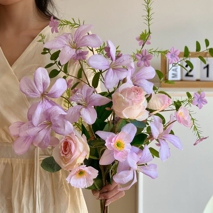 Weelderig Bloemenboeket Arrangement met Realistische Aanraking