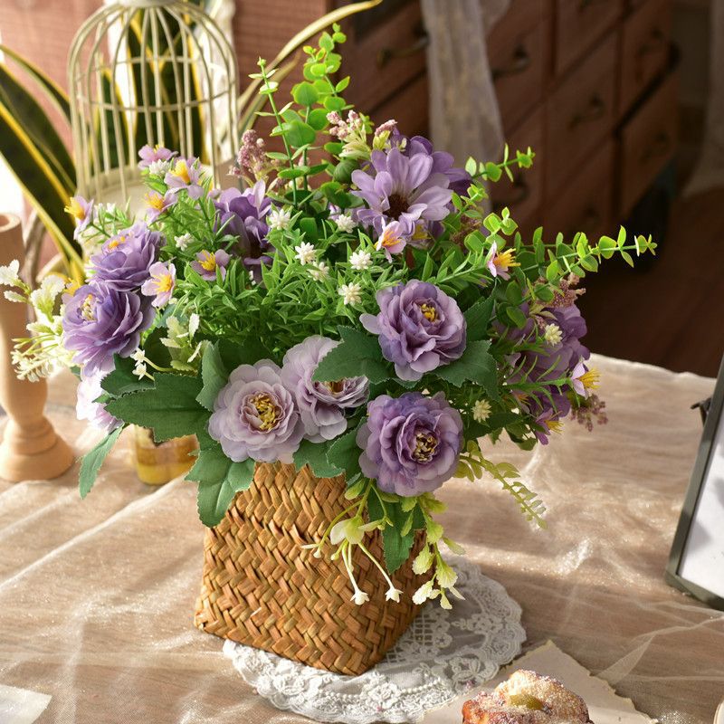 Elegante Synthetische Bloemstuk in Gewoven Mand