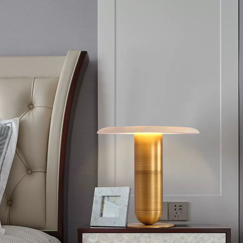 Moderne Minimalistische Tafel lamp met Slanke Gouden Basis