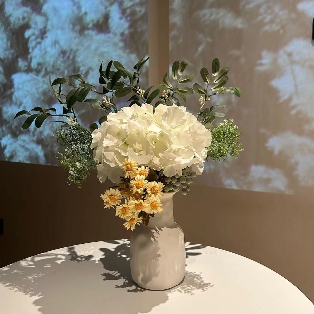 Levensechte Decoratieve Bloemschikking voor Alle Seizoenen