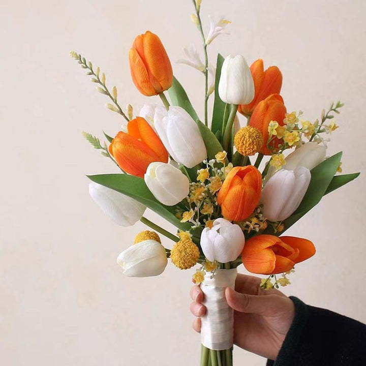 Aantal Neppaarse Tulpenboeket met Decoratieve Bloemaccenten