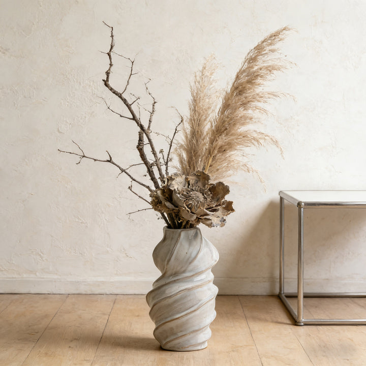 Sculpturale Gedraaide Keramische Bud Vaasje met Smalle Hals