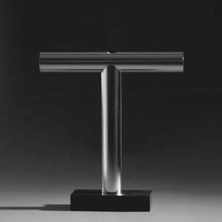 E hedendaagse T-vormige metalen displaystandaard