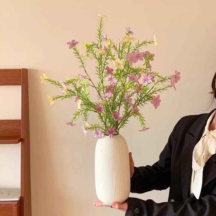 levensechte bloemstuk met elegante vaas