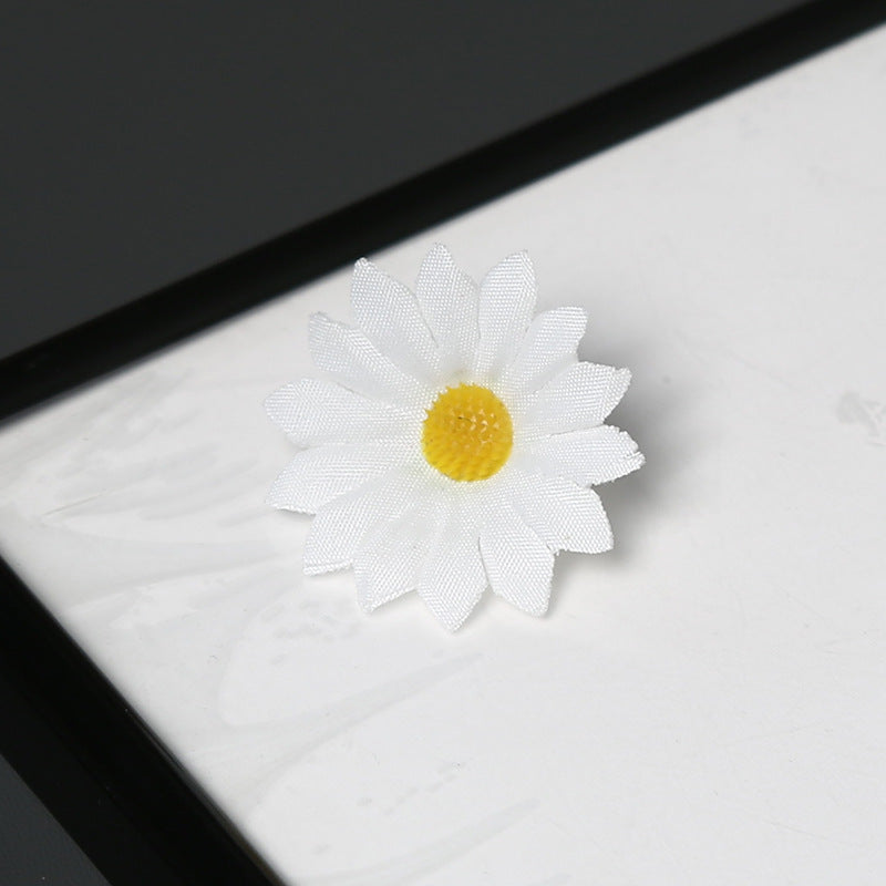 Elegante Stof Daisy Bloemen Speld voor Decoratieve Draagtijd
