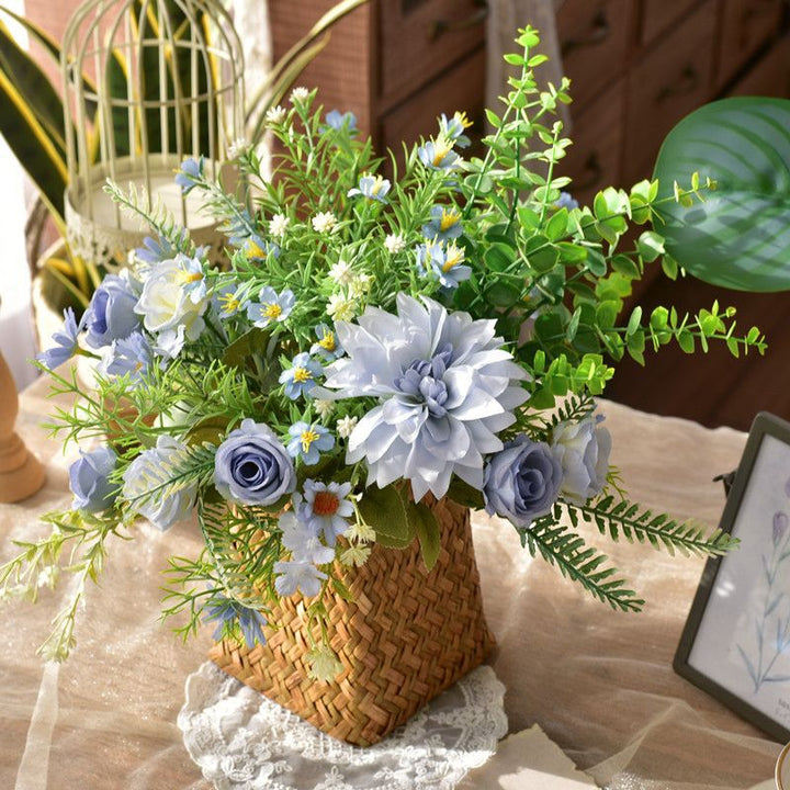 Elegante Synthetische Bloemstuk in Gewoven Mand