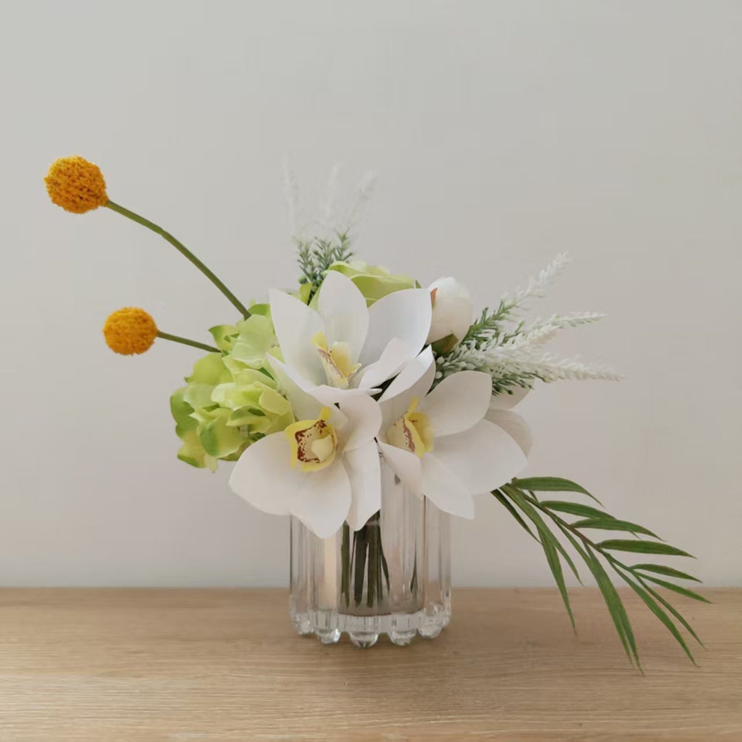 Realistische Bloemarrangement met Orchideeën en Groenere