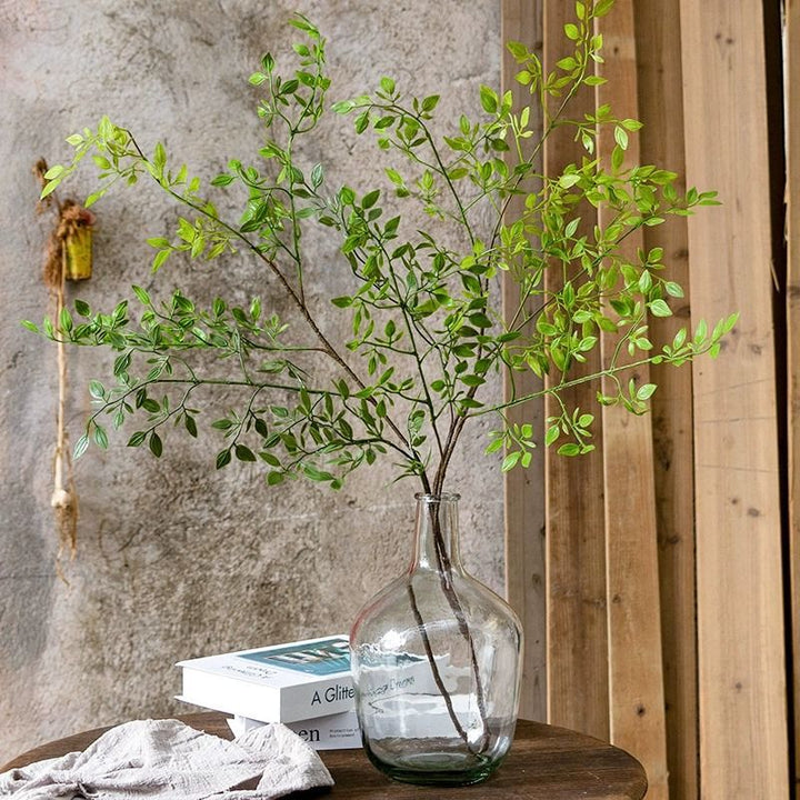 Elegante Glazen Vaas met Levensachtige Groene Arrangement