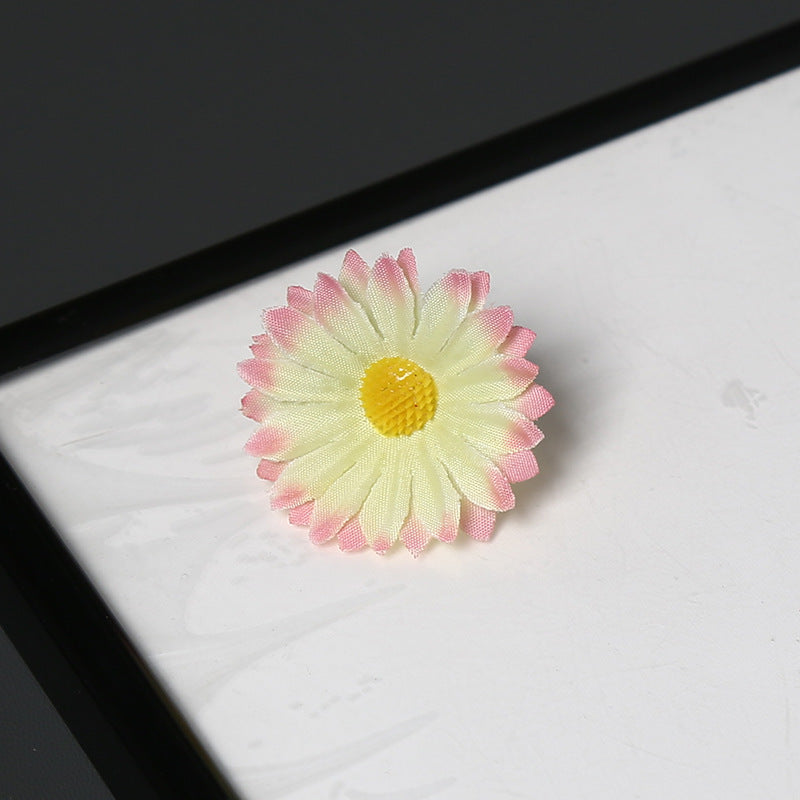 Elegante Stof Daisy Bloemen Speld voor Decoratieve Draagtijd