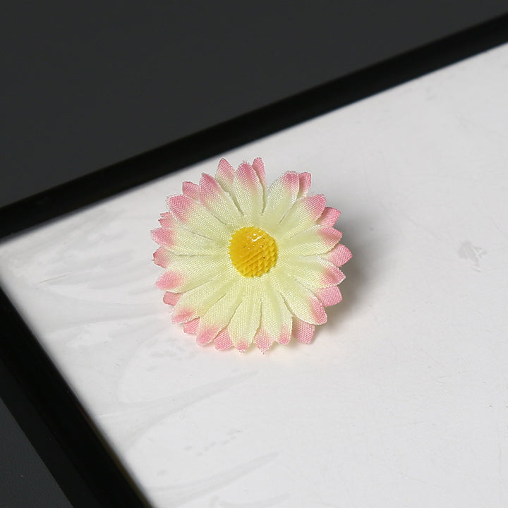 Elegante Stof Daisy Bloemen Speld voor Decoratieve Draagtijd