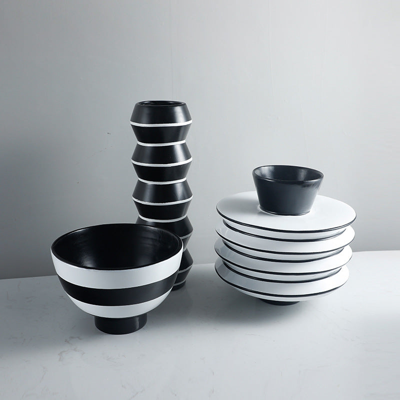Decoratieve serveerschaal met modern streepdesign