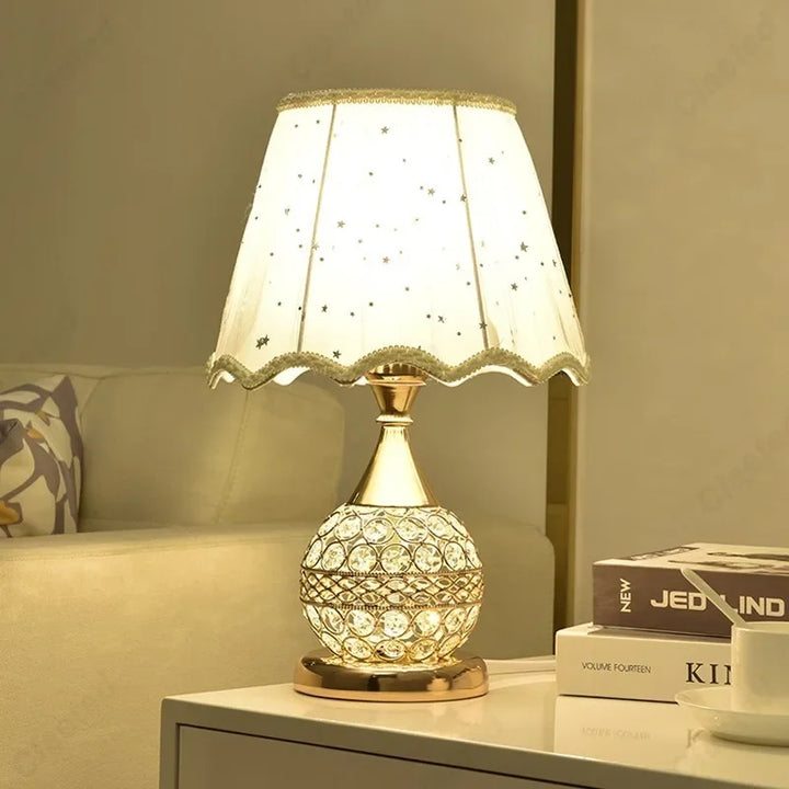 Luxe Europese stijl LED tafellamp met stoffen lampenkap & kristallen basis – Warm romantisch slaapkamer nachttafellampje