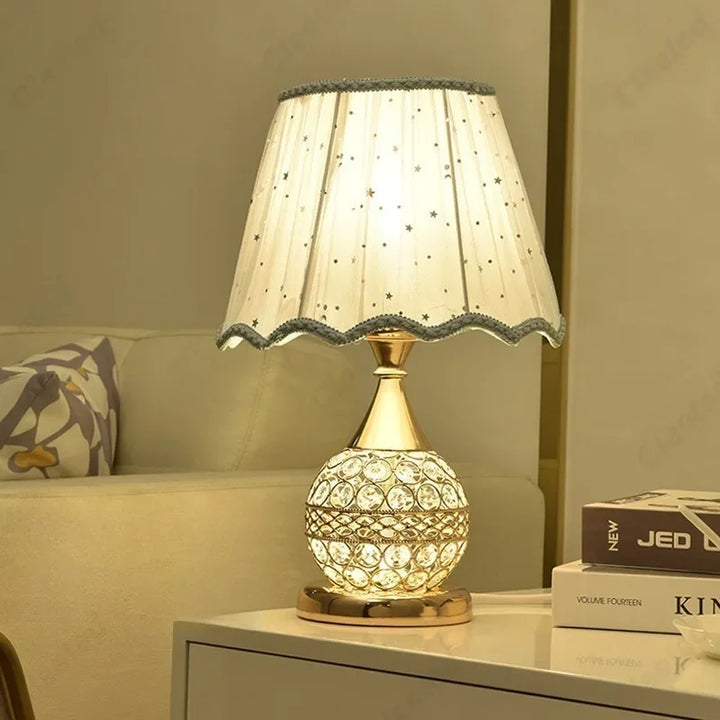 Luxe Europese stijl LED tafellamp met stoffen lampenkap & kristallen basis – Warm romantisch slaapkamer nachttafellampje
