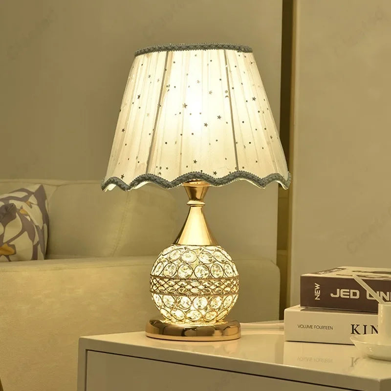 Luxe Europese stijl LED tafellamp met stoffen lampenkap & kristallen basis – Warm romantisch slaapkamer nachttafellampje
