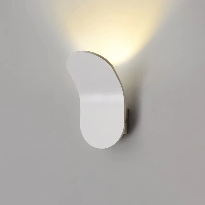 Geef uw ruimte een vleugje elegantie met creatieve minimalistische muurlichten.