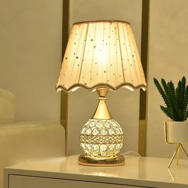 Luxe Europese stijl LED tafellamp met stoffen lampenkap & kristallen basis – Warm romantisch slaapkamer nachttafellampje