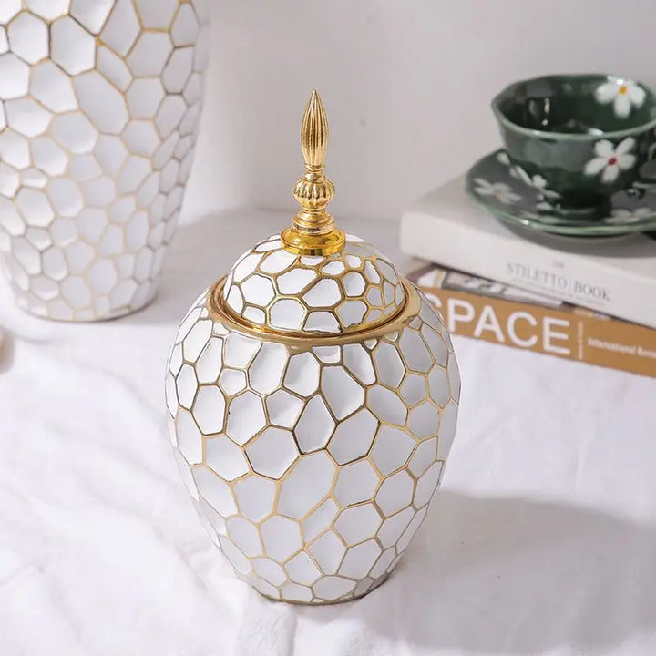 Elegante keramische vaas met gouden accenten