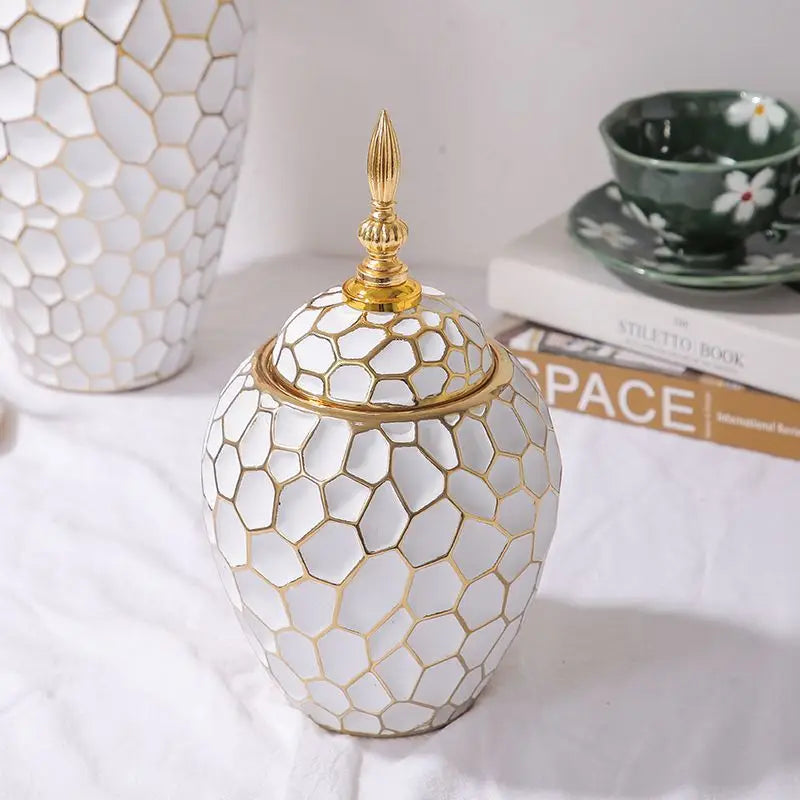 Elegante keramische vaas met gouden accenten
