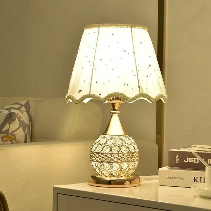 Luxe Europese stijl LED tafellamp met stoffen lampenkap & kristallen basis – Warm romantisch slaapkamer nachttafellampje