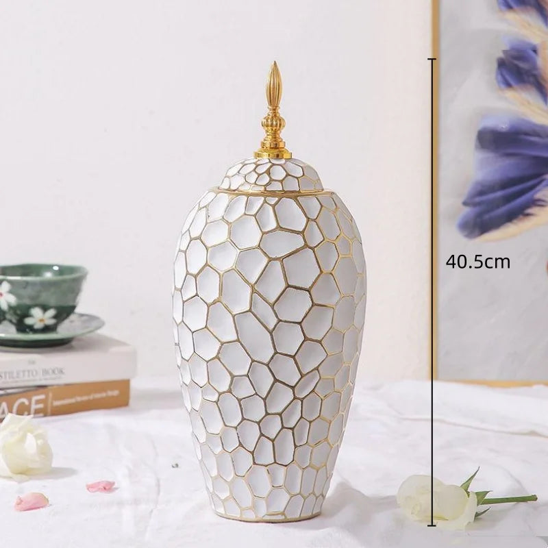 Elegante keramische vaas met gouden accenten