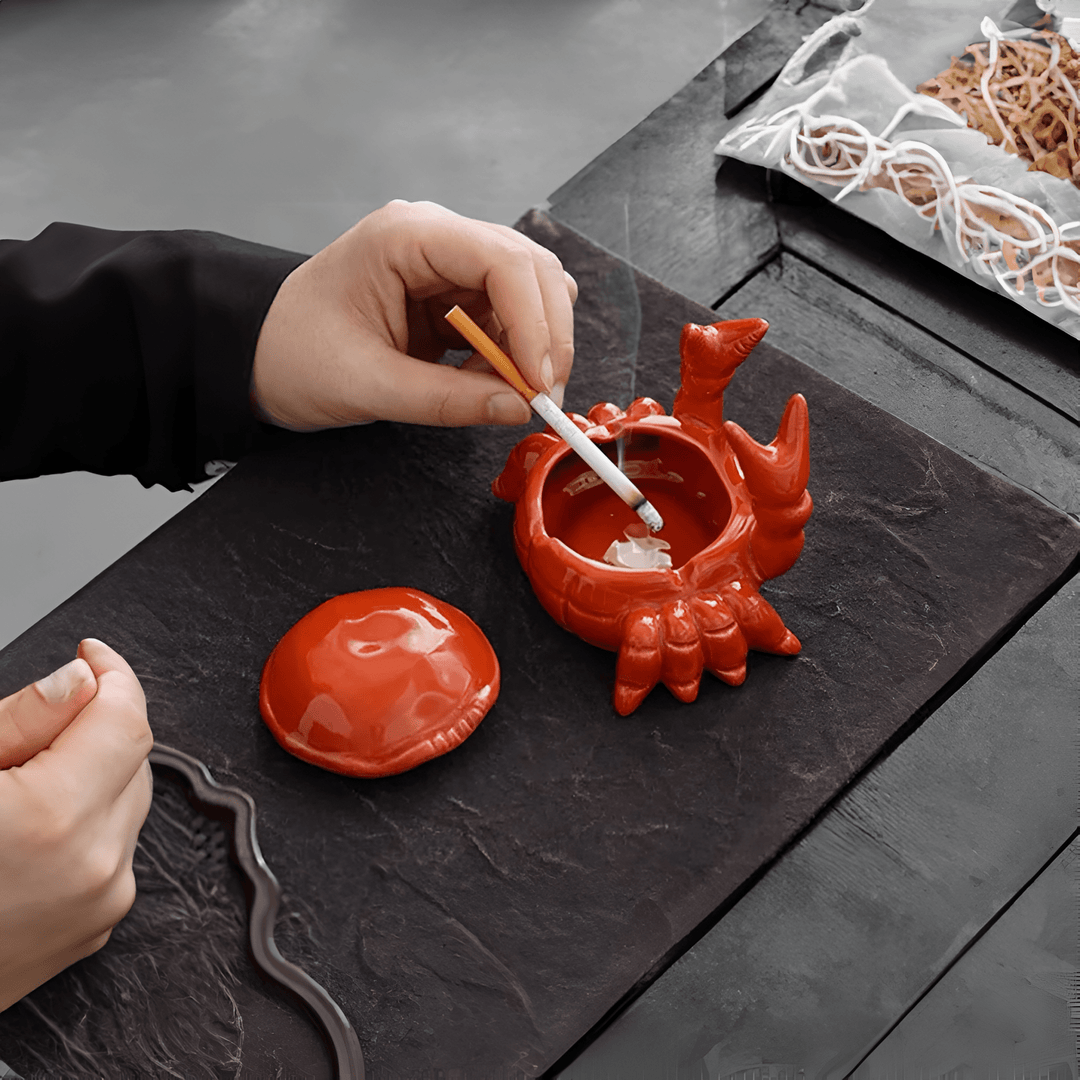 Luxueuze asbak in oosterse stijl met uniek krab ontwerp